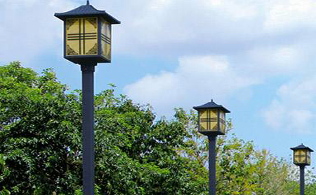 太阳能班玛庭院灯怎么选亮度与续航更耐用